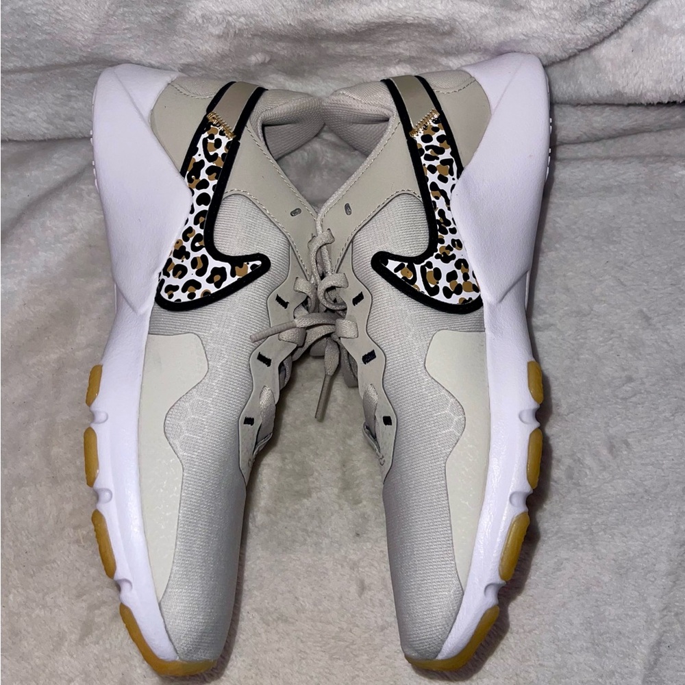 Nike NWOT Women's Neutral Off White/Gray Sneakers with Leopard Accent W7.5 - Picture 3 of 8